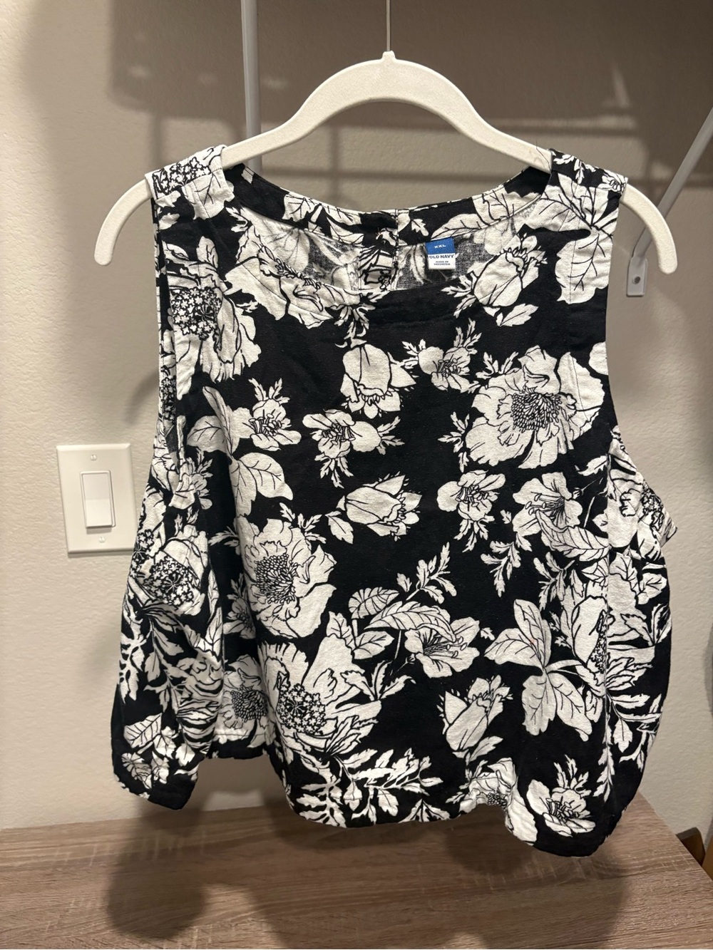 Old Navy Black & White Floral Tank Top